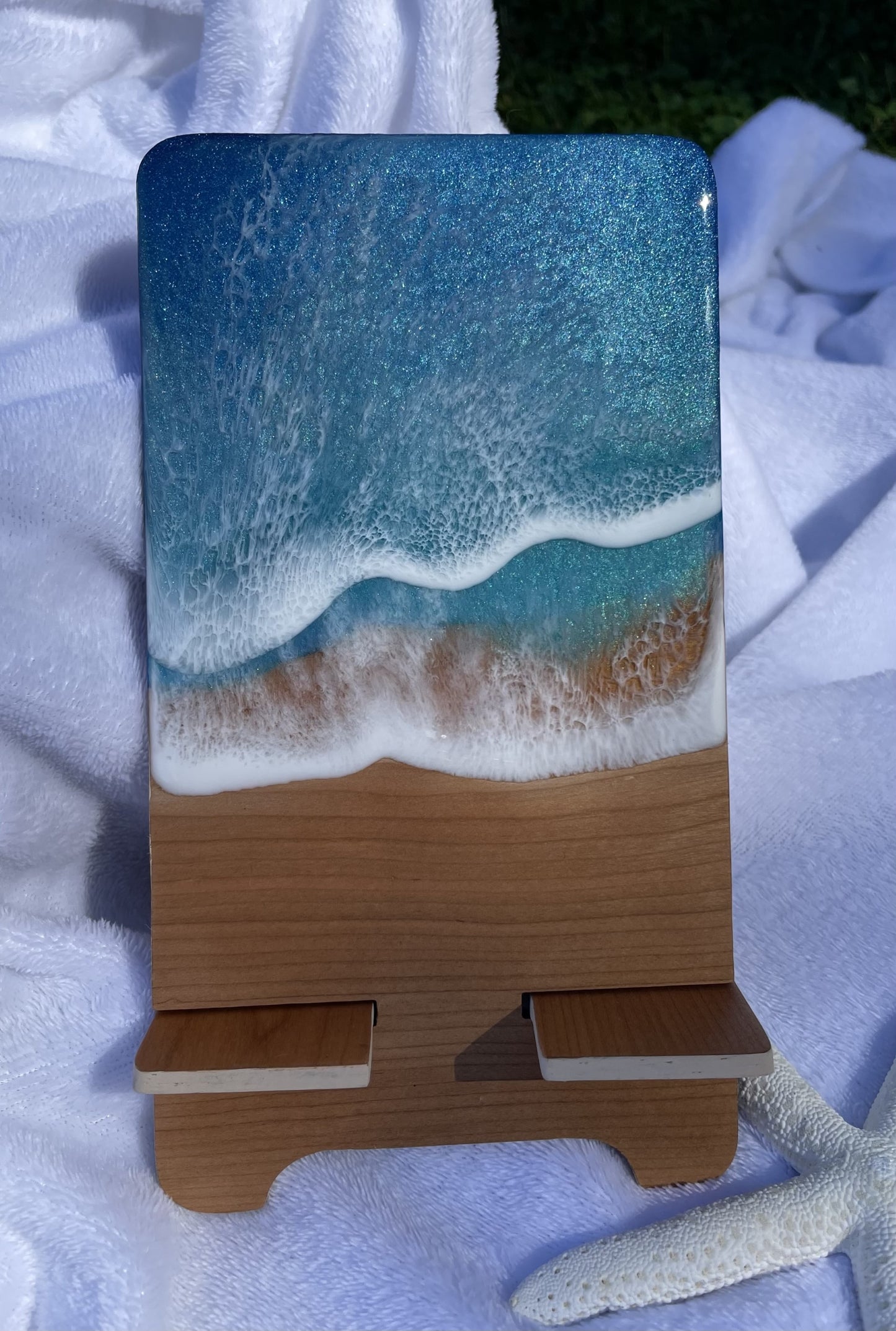 Resin ocean wave cell phone stand/blue