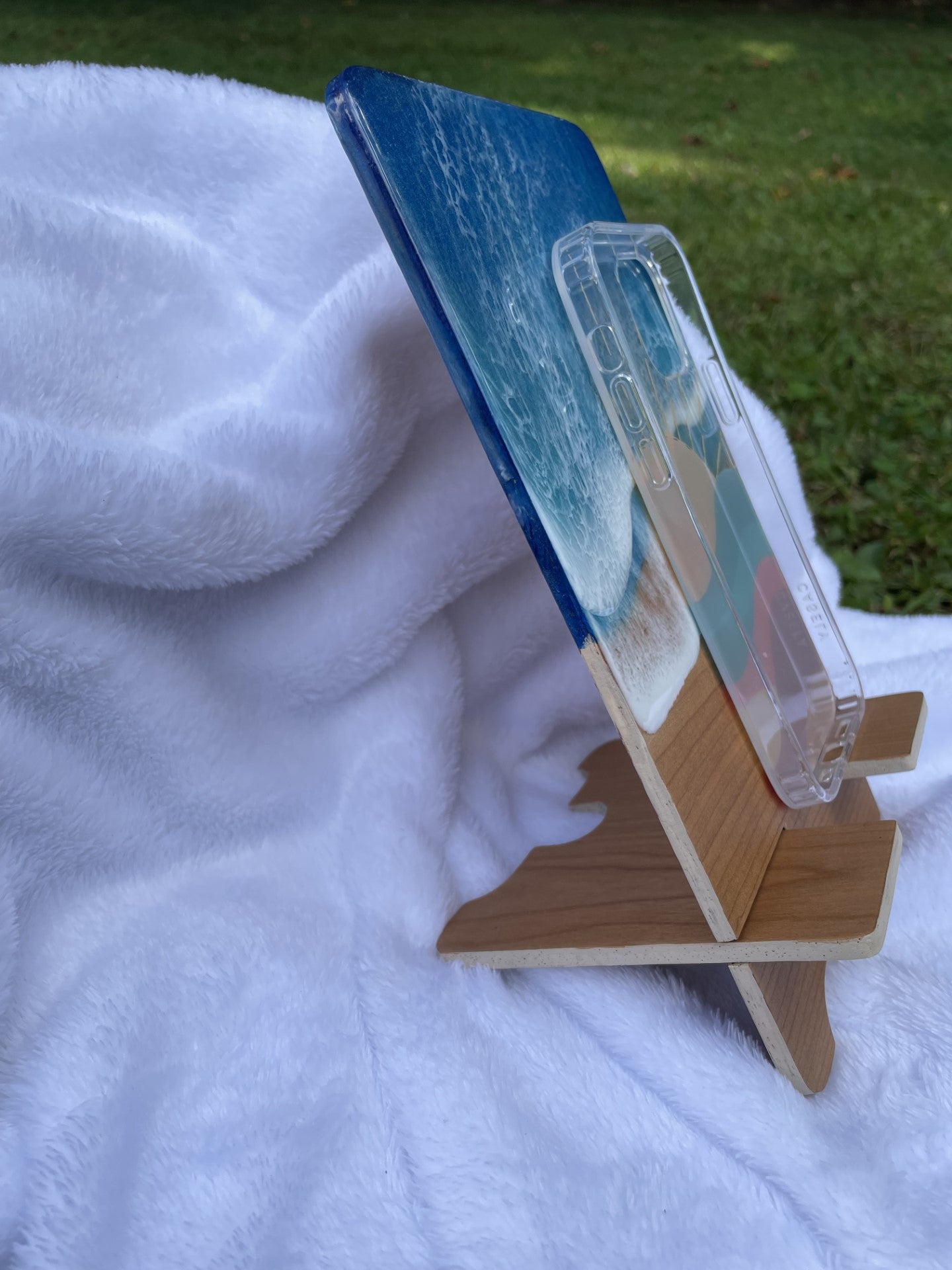 Resin ocean wave cell phone stand/blue